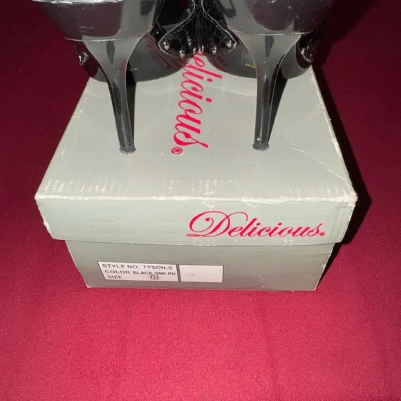 Delicious Vintage Black Mules with Rhinestone Buckle - Picture 4 of 7